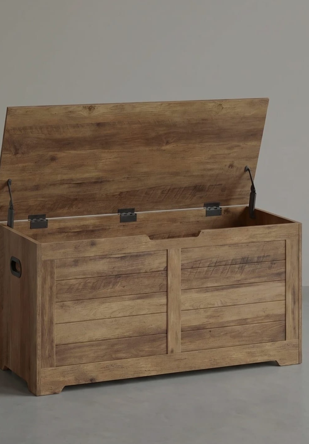 Klassieke houten kist met scharnierend deksel en zichtbare houtverbindingen